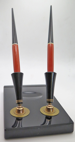 ITEM #6852 6797 6798: PARKER BLACK CERAMIC DESK BASE + FOUNTAIN PENS. HOLDS TWO PENS. BLACK SOCKETS HAVE DOUBLE BAND AND BRASS SOCKETS. GREAT CONDITION. 